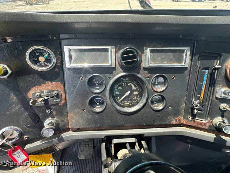 image for item EG1652 1995 Ford L8000 crane truck