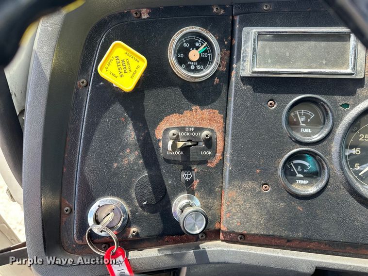 image for item EG1652 1995 Ford L8000 crane truck