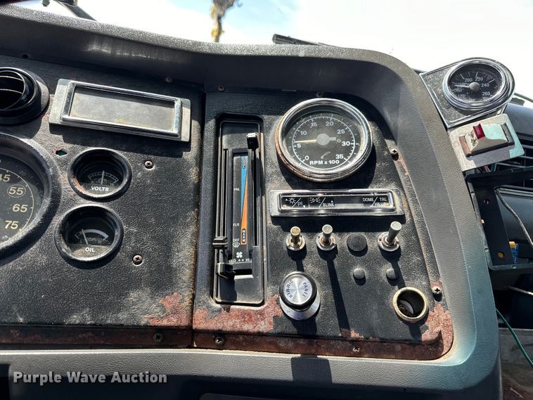 image for item EG1652 1995 Ford L8000 crane truck