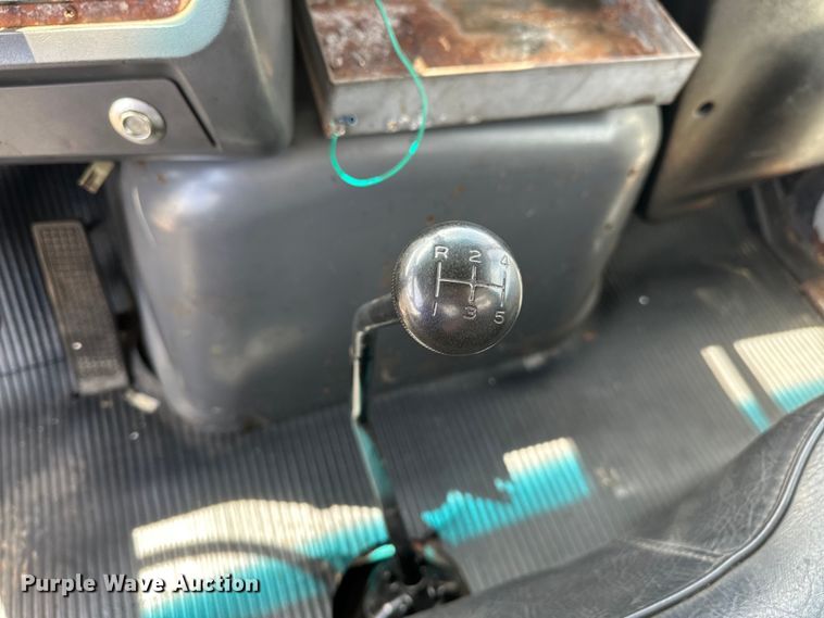 image for item EG1652 1995 Ford L8000 crane truck