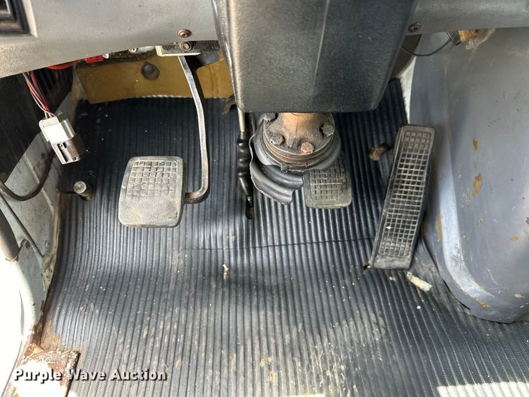 image for item EG1652 1995 Ford L8000 crane truck