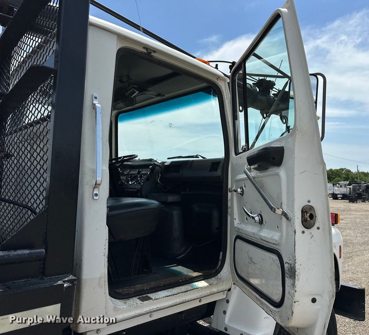 image for item EG1652 1995 Ford L8000 crane truck