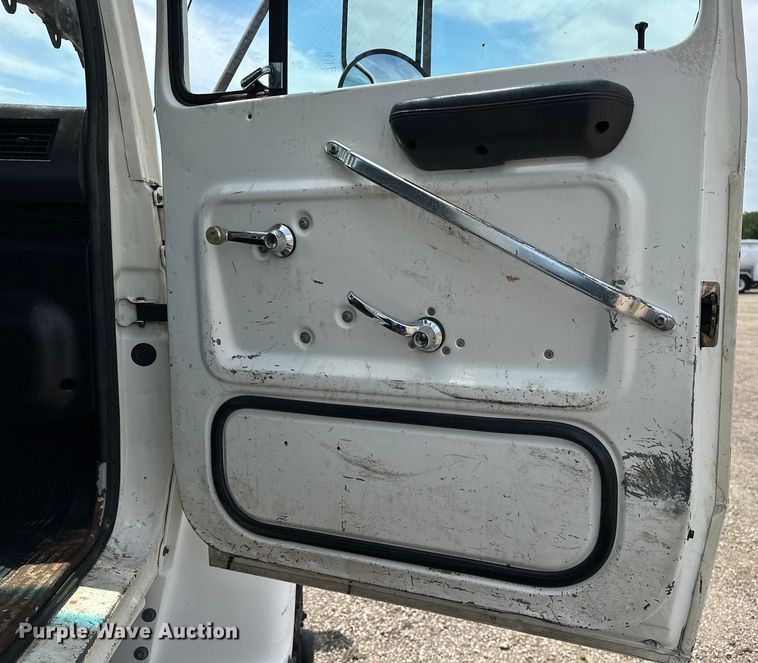 image for item EG1652 1995 Ford L8000 crane truck