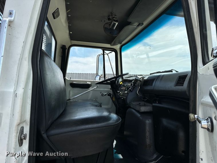 image for item EG1652 1995 Ford L8000 crane truck