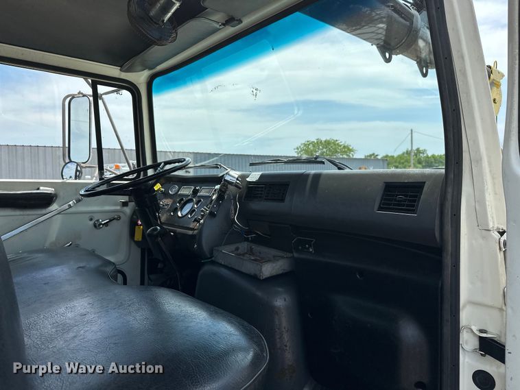 image for item EG1652 1995 Ford L8000 crane truck