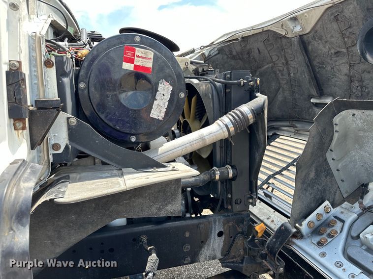 image for item EG1652 1995 Ford L8000 crane truck