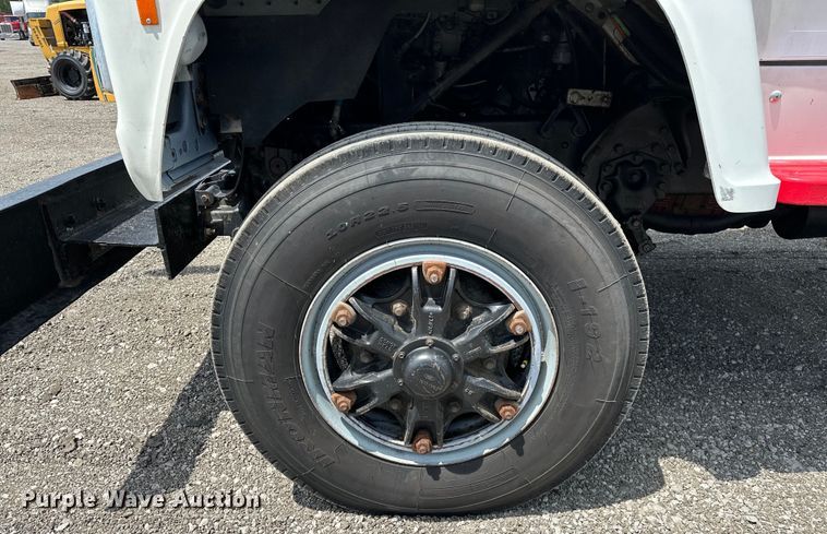 image for item EG1652 1995 Ford L8000 crane truck