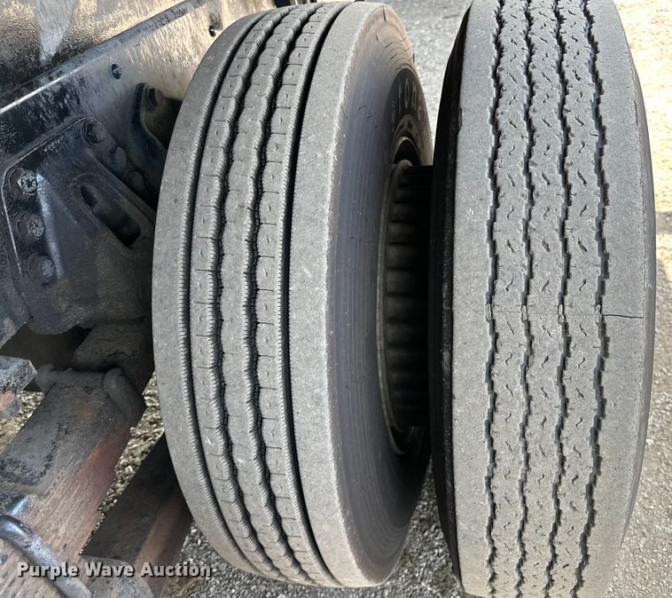 image for item EG1652 1995 Ford L8000 crane truck