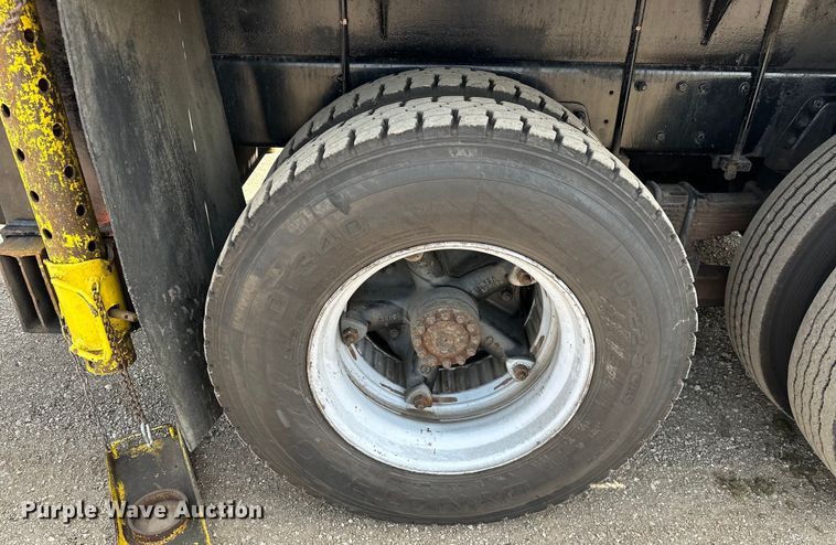 image for item EG1652 1995 Ford L8000 crane truck