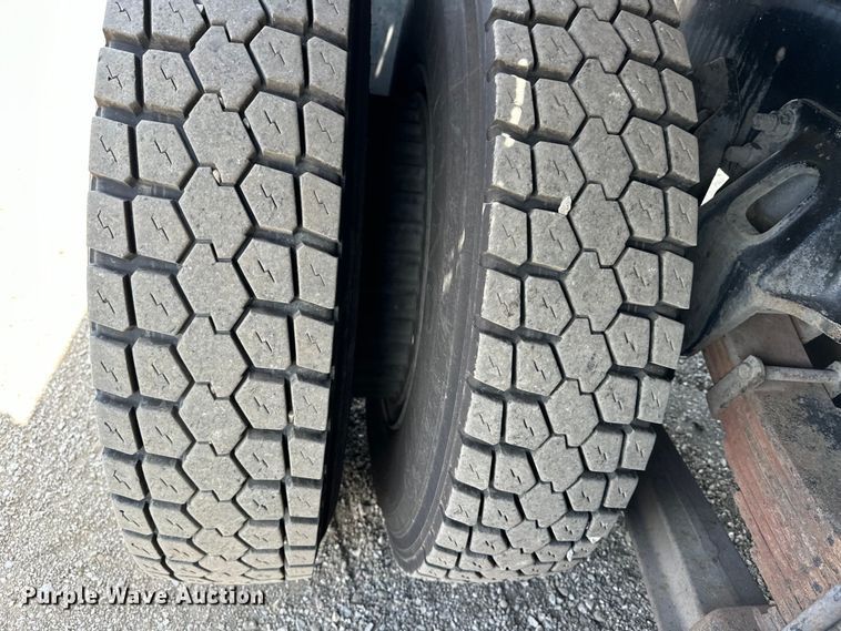 image for item EG1652 1995 Ford L8000 crane truck