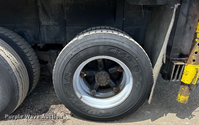 image for item EG1652 1995 Ford L8000 crane truck