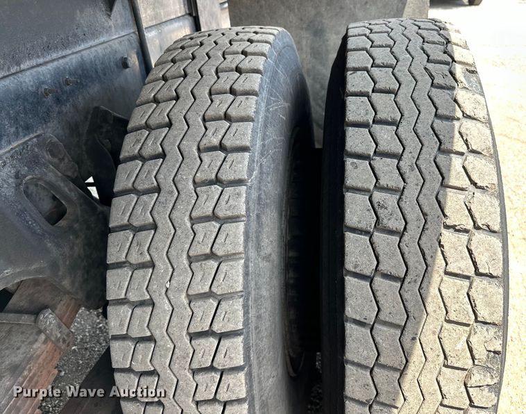 image for item EG1652 1995 Ford L8000 crane truck