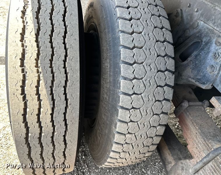 image for item EG1652 1995 Ford L8000 crane truck