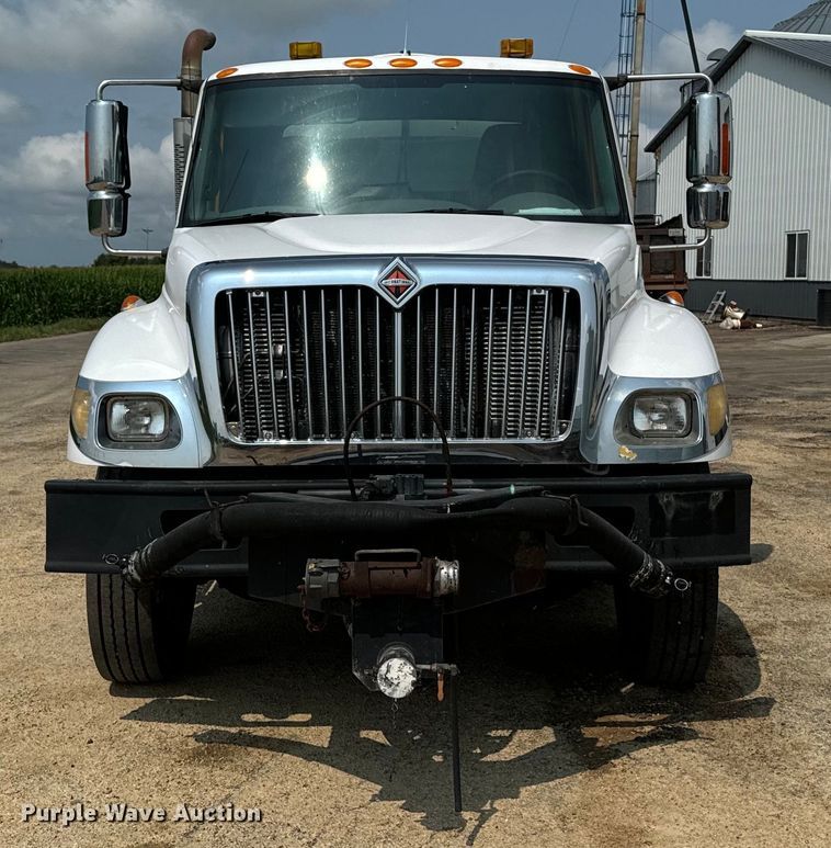 image for item EH4340 2006 International 7400  oil distributor truck