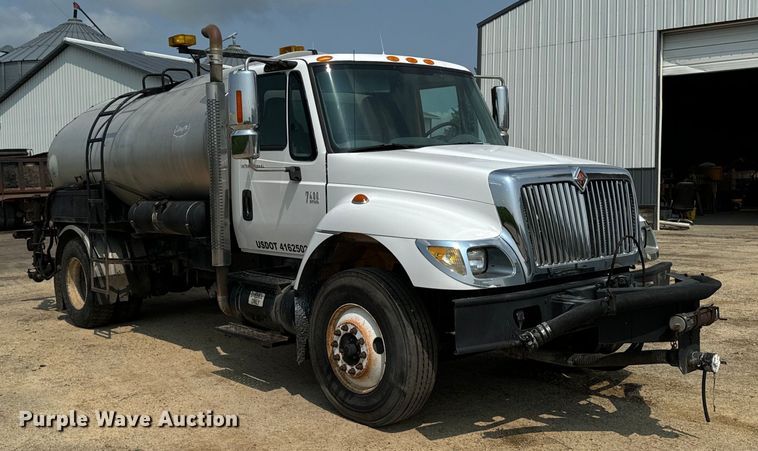 image for item EH4340 2006 International 7400  oil distributor truck