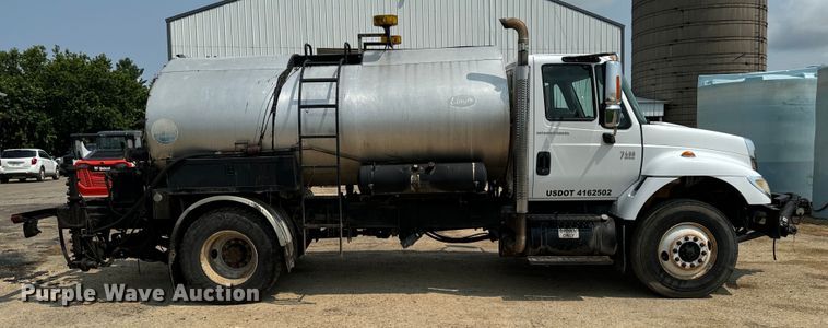 image for item EH4340 2006 International 7400  oil distributor truck