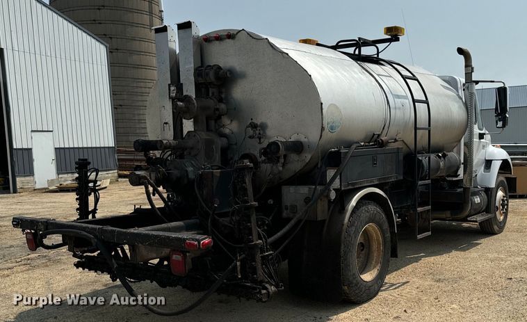 image for item EH4340 2006 International 7400  oil distributor truck