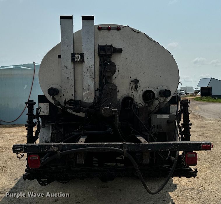 image for item EH4340 2006 International 7400  oil distributor truck