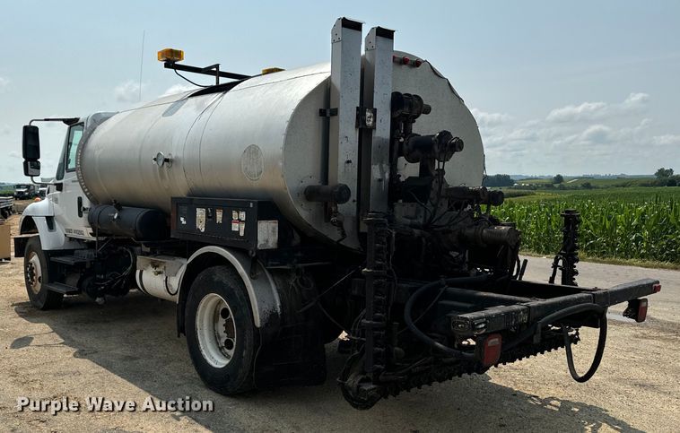 image for item EH4340 2006 International 7400  oil distributor truck