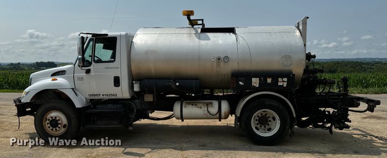 image for item EH4340 2006 International 7400  oil distributor truck