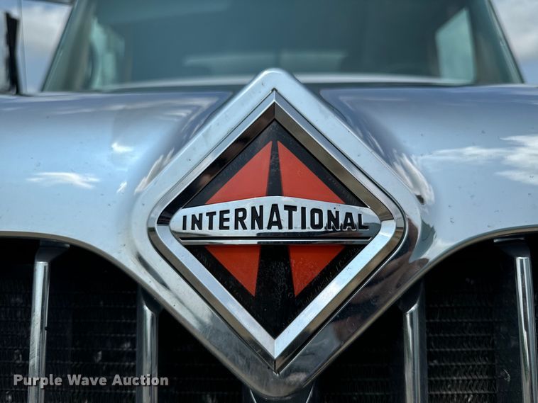 image for item EH4340 2006 International 7400  oil distributor truck