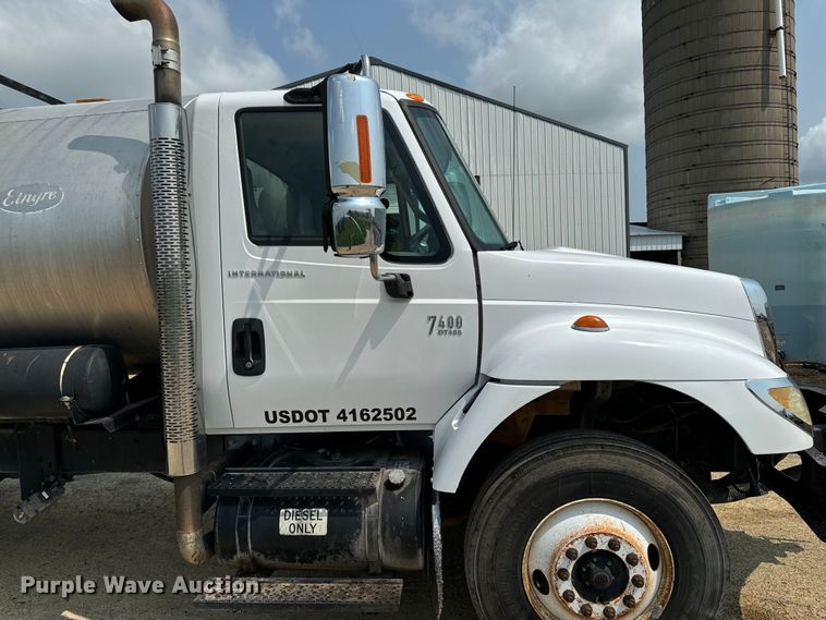 image for item EH4340 2006 International 7400  oil distributor truck