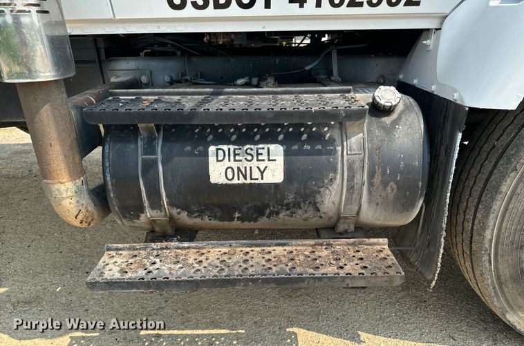 image for item EH4340 2006 International 7400  oil distributor truck