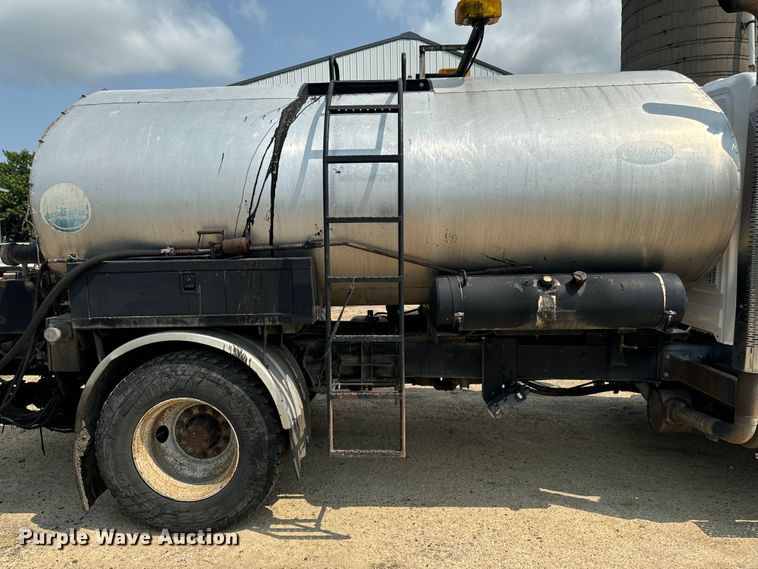 image for item EH4340 2006 International 7400  oil distributor truck