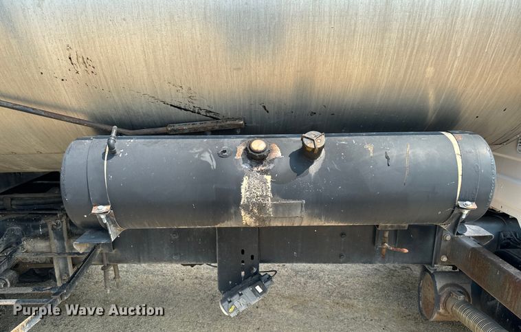 image for item EH4340 2006 International 7400  oil distributor truck