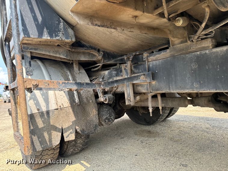 image for item EH4340 2006 International 7400  oil distributor truck