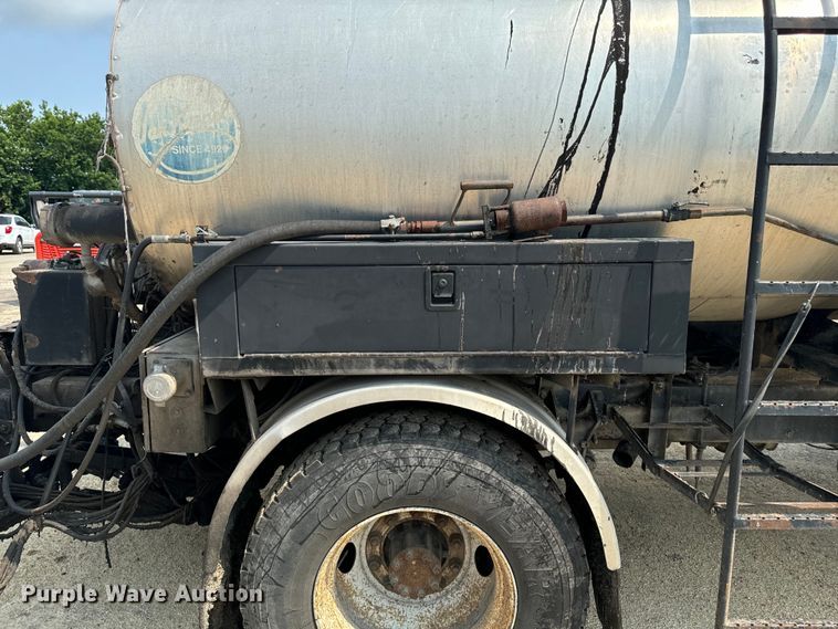 image for item EH4340 2006 International 7400  oil distributor truck