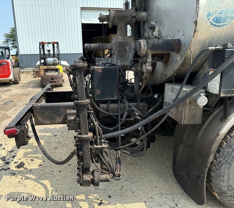 image for item EH4340 2006 International 7400  oil distributor truck