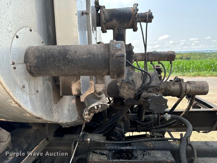 image for item EH4340 2006 International 7400  oil distributor truck