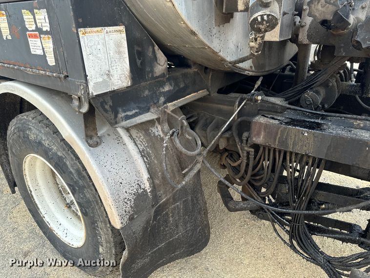 image for item EH4340 2006 International 7400  oil distributor truck