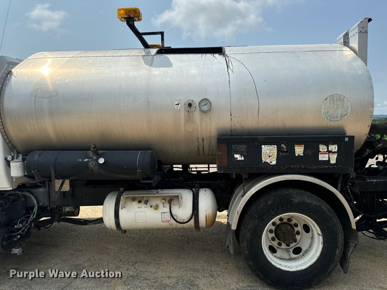 image for item EH4340 2006 International 7400  oil distributor truck