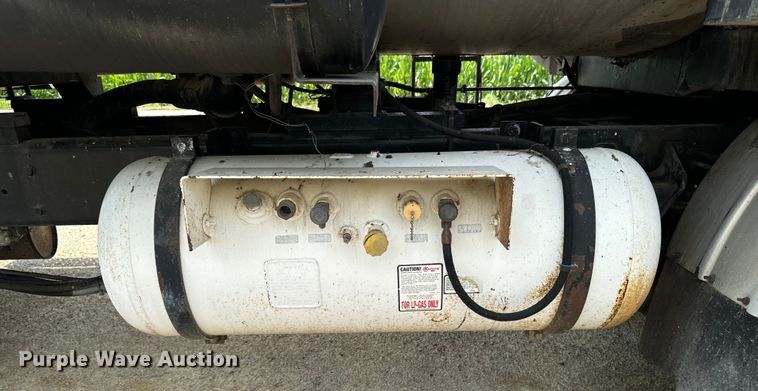 image for item EH4340 2006 International 7400  oil distributor truck