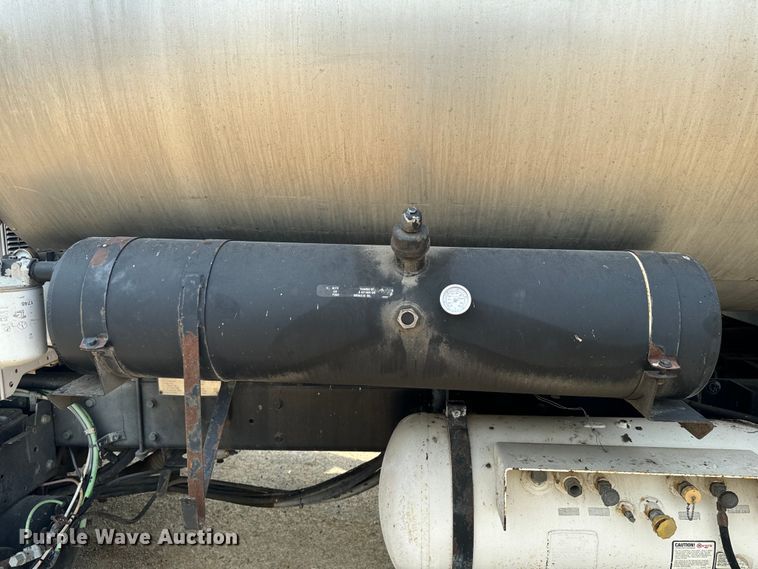 image for item EH4340 2006 International 7400  oil distributor truck