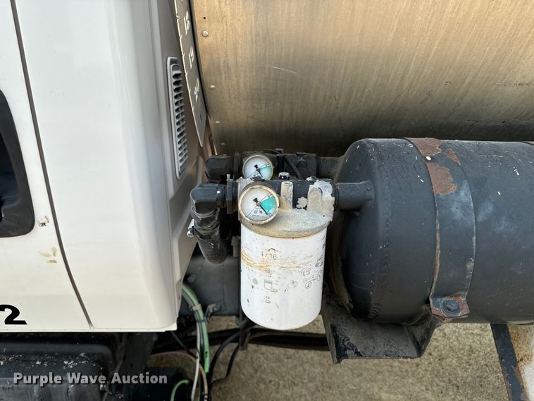 image for item EH4340 2006 International 7400  oil distributor truck