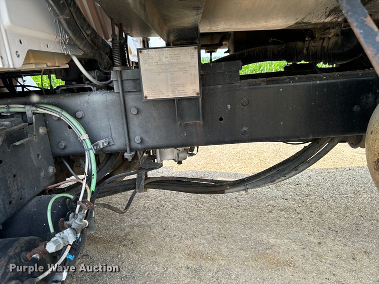 image for item EH4340 2006 International 7400  oil distributor truck