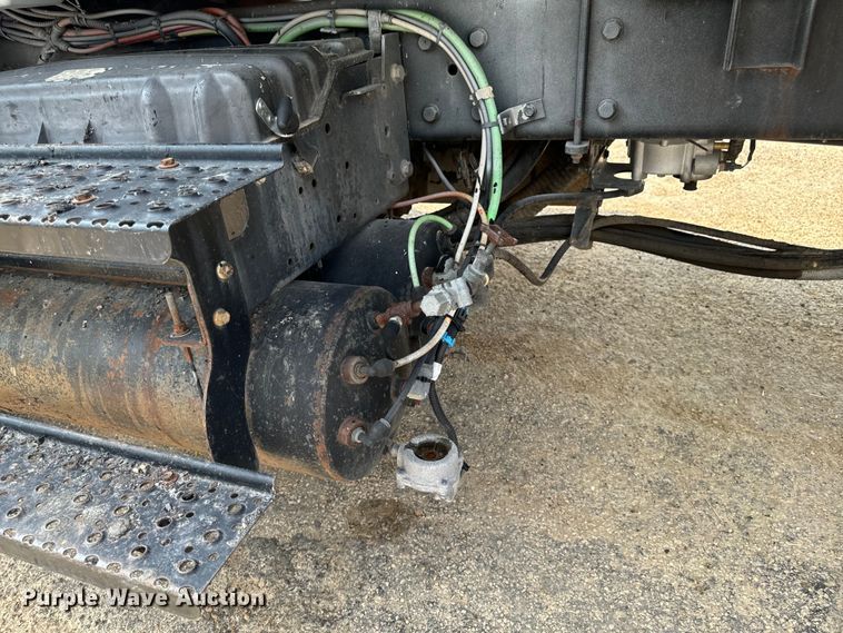 image for item EH4340 2006 International 7400  oil distributor truck