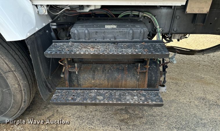 image for item EH4340 2006 International 7400  oil distributor truck