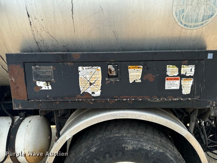 image for item EH4340 2006 International 7400  oil distributor truck