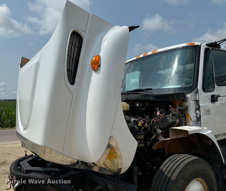 image for item EH4340 2006 International 7400  oil distributor truck