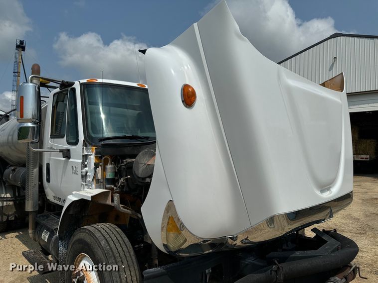 image for item EH4340 2006 International 7400  oil distributor truck