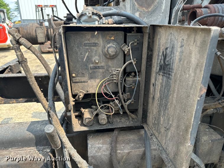 image for item EH4340 2006 International 7400  oil distributor truck