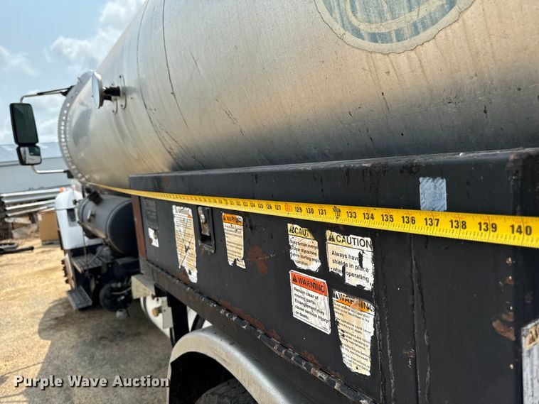 image for item EH4340 2006 International 7400  oil distributor truck