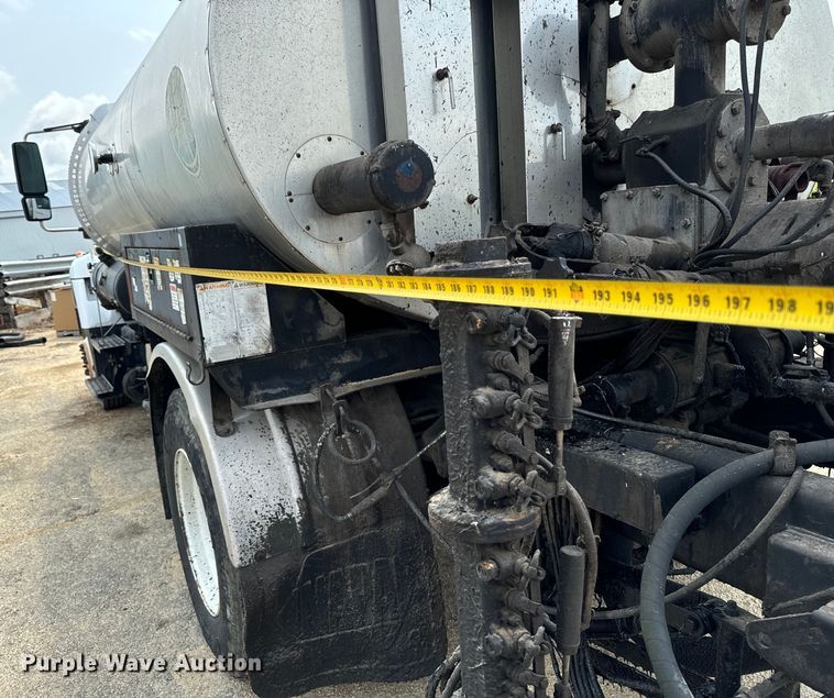 image for item EH4340 2006 International 7400  oil distributor truck