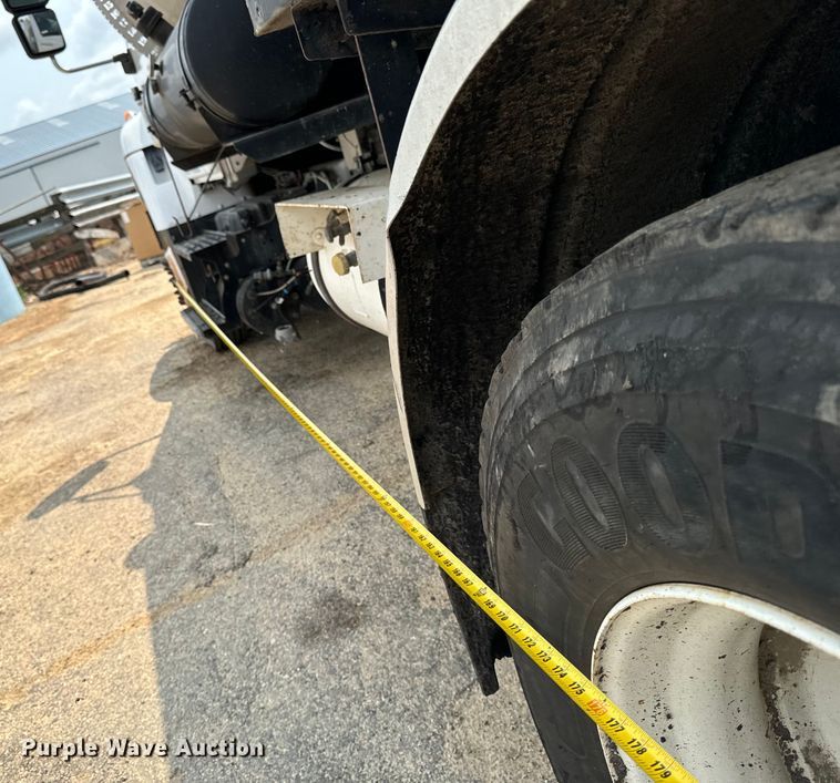 image for item EH4340 2006 International 7400  oil distributor truck