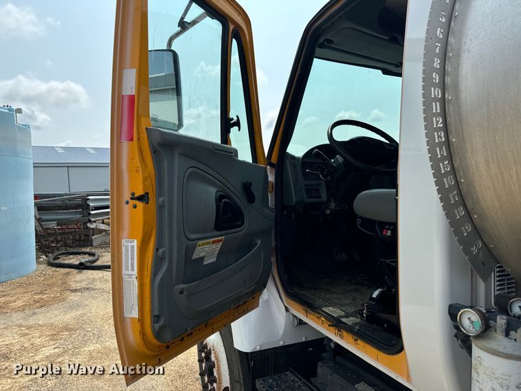 image for item EH4340 2006 International 7400  oil distributor truck