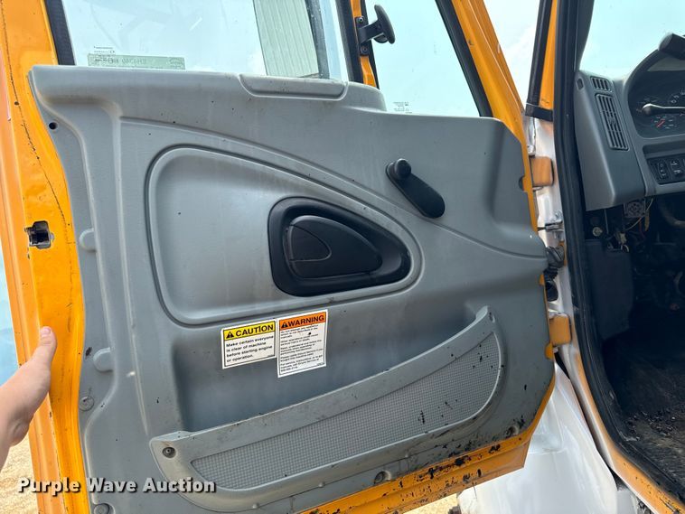 image for item EH4340 2006 International 7400  oil distributor truck